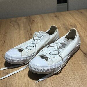 Classic all White converse chuck Taylor’s women 8